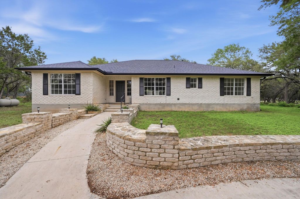 375 Rhodes LN, Wimberley, TX 78676