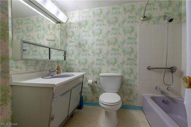 5205 Huckleberry Street NW, North Canton, OH 44720