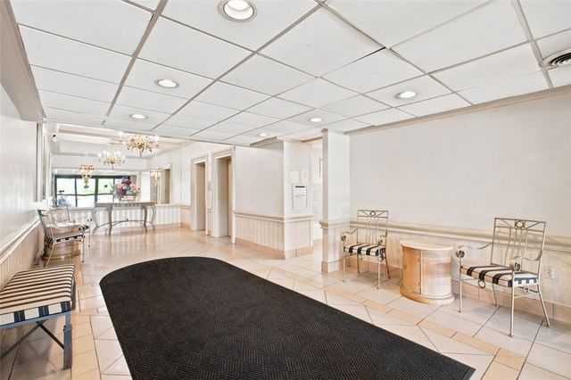 2160 Greentree Rd 807W, Scott Twp, PA 15220