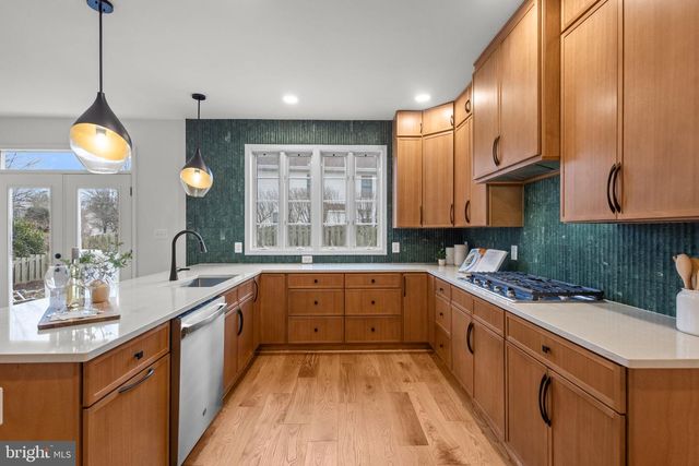 2370 WHITESTONE HILL CT, Falls Church, VA 22043