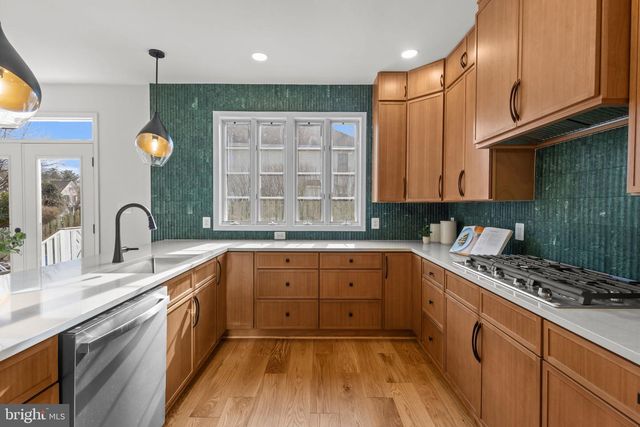 2370 WHITESTONE HILL CT, Falls Church, VA 22043