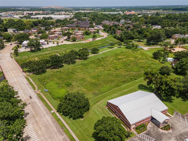 650 E Adoue Street, Alvin, TX 77511