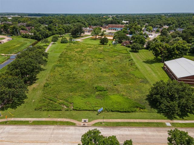 650 E Adoue Street, Alvin, TX 77511