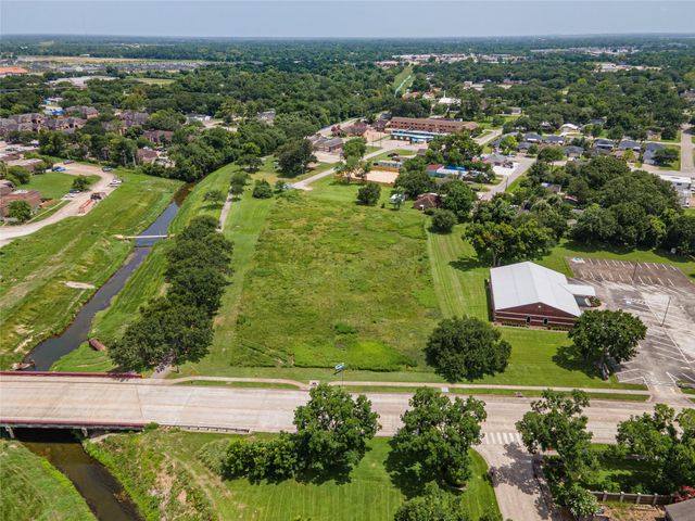 650 E Adoue Street, Alvin, TX 77511