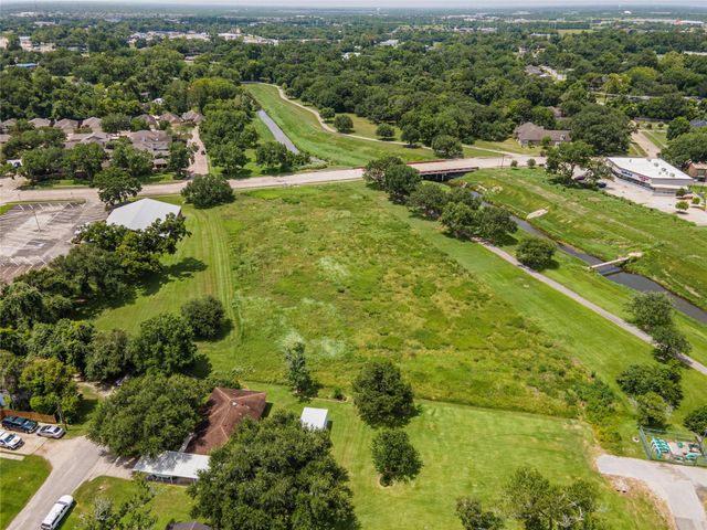 650 E Adoue Street, Alvin, TX 77511