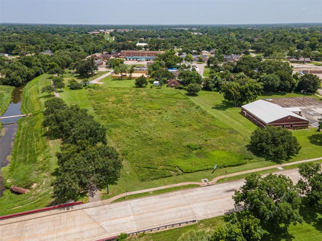 650 E Adoue Street, Alvin, TX 77511