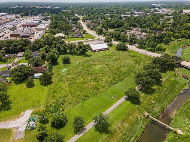 650 E Adoue Street, Alvin, TX 77511