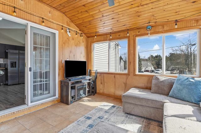 32 Syracuse Road, Nashua, NH 03064