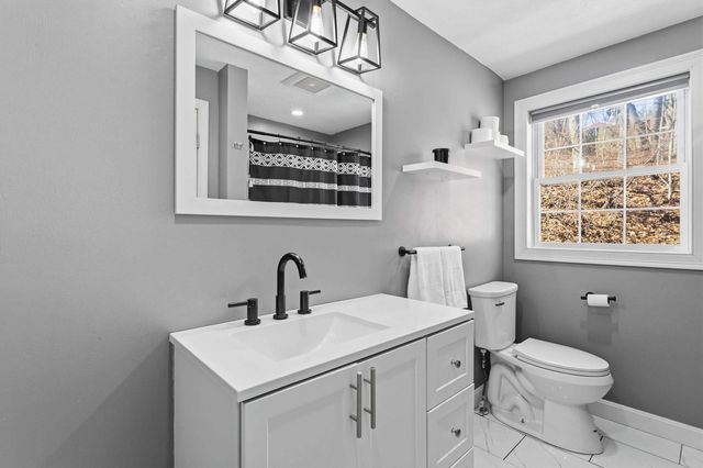 32 Syracuse Road, Nashua, NH 03064