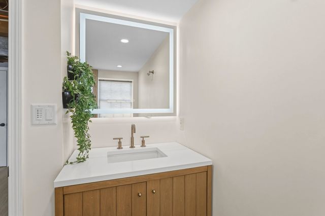 32 Syracuse Road, Nashua, NH 03064