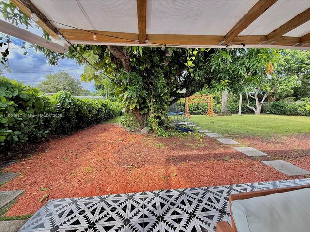 125 NE 150th St, Miami, FL 33161