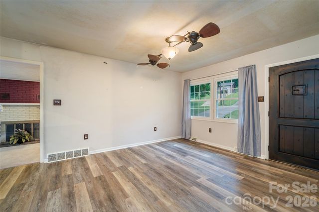 6 Hillview Circle, Asheville, NC 28805