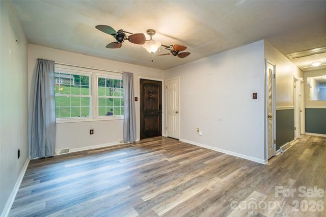 6 Hillview Circle, Asheville, NC 28805