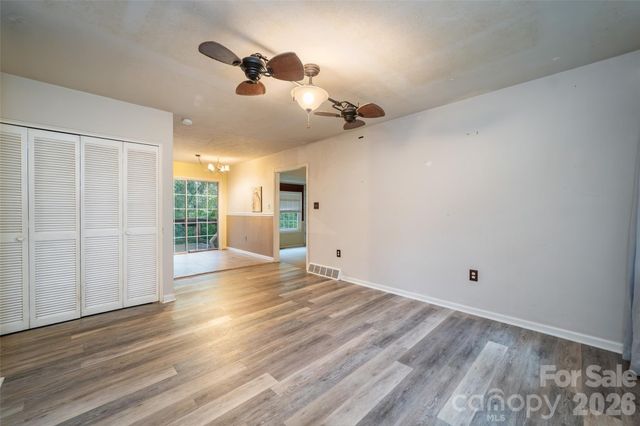 6 Hillview Circle, Asheville, NC 28805