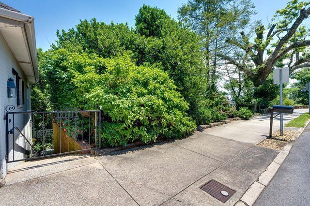 1001 E Brow Road, Lookout Mountain, TN 37350