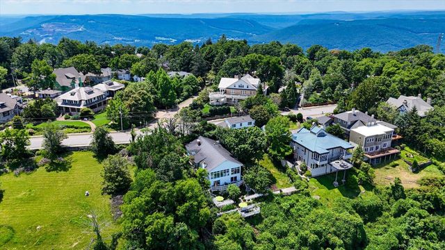 1001 E Brow Road, Lookout Mountain, TN 37350