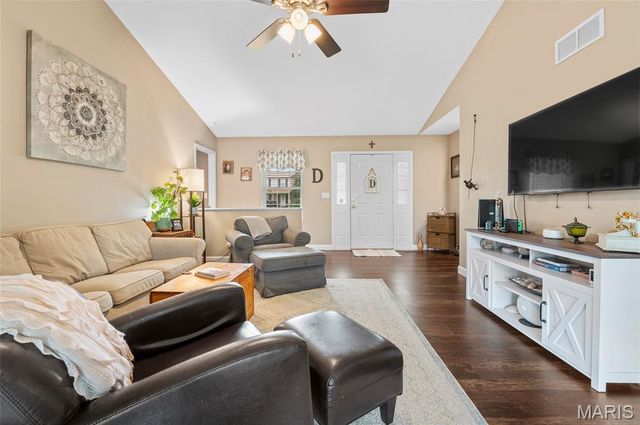 510 Creekside Drive, Troy, IL 62294