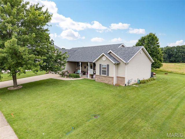 510 Creekside Drive, Troy, IL 62294