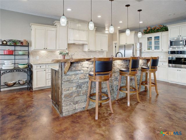 205 S Avenue D, Shiner, TX 77984