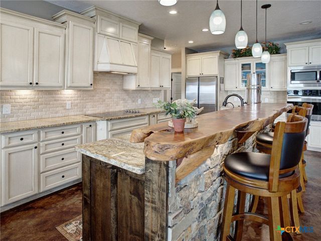 205 S Avenue D, Shiner, TX 77984