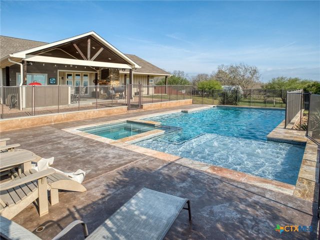 205 S Avenue D, Shiner, TX 77984