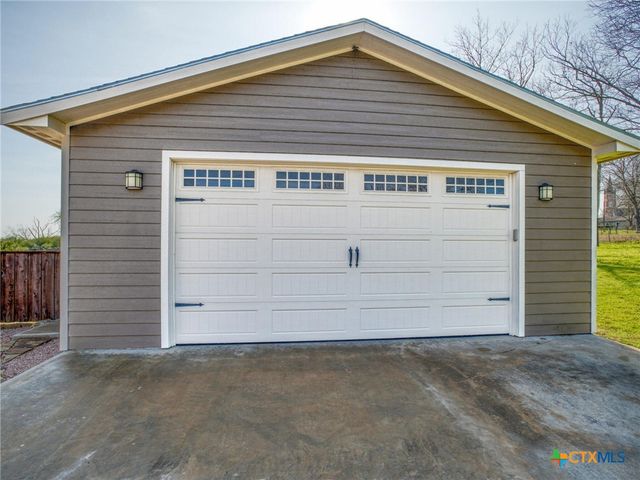 205 S Avenue D, Shiner, TX 77984