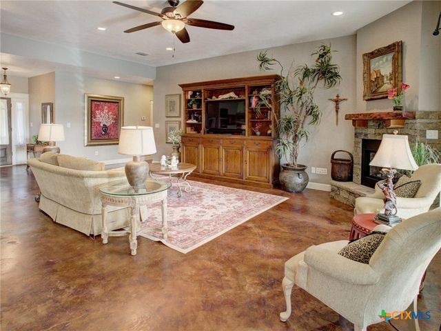 205 S Avenue D, Shiner, TX 77984