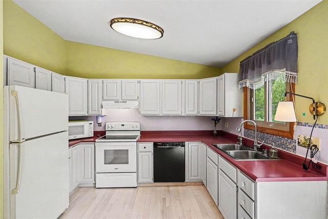 8249 Kimble Drive, Pinckney, MI 48169