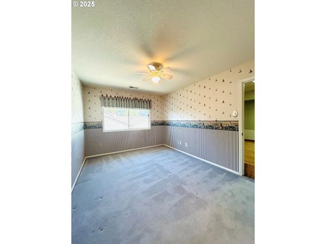 325 N PEACOCK Ct, Newberg, OR 97132