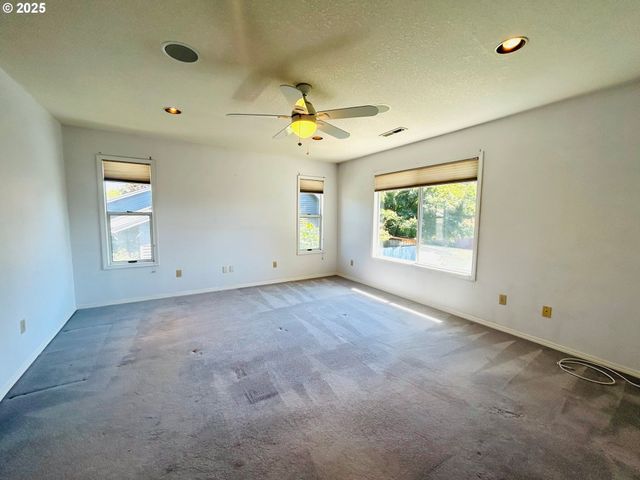 325 N PEACOCK Ct, Newberg, OR 97132