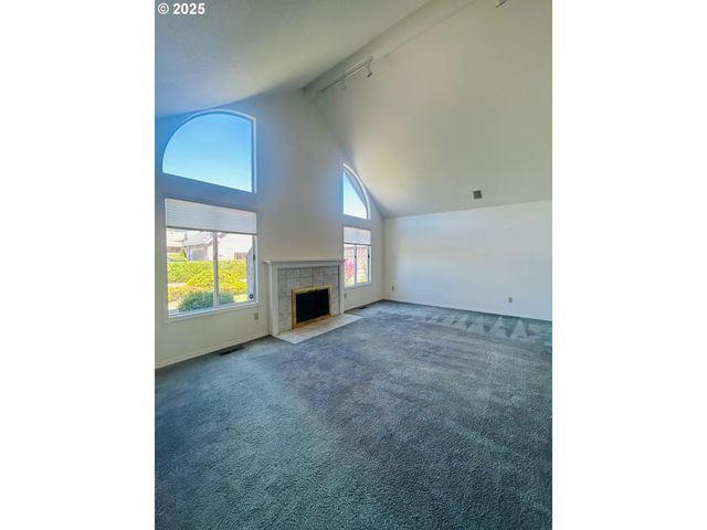 325 N PEACOCK Ct, Newberg, OR 97132