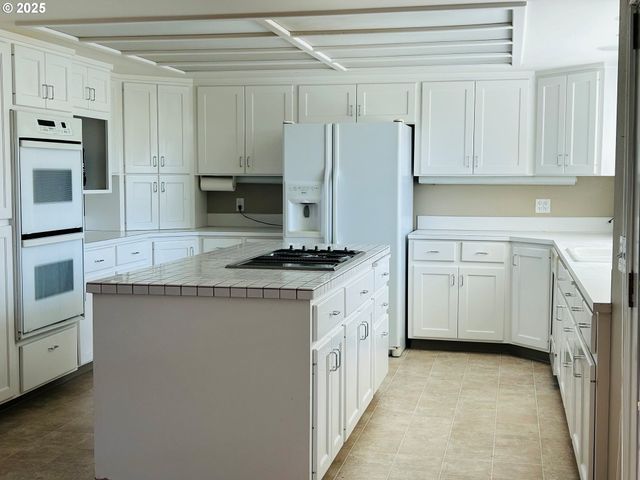 325 N PEACOCK Ct, Newberg, OR 97132