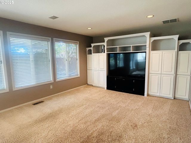 325 N PEACOCK Ct, Newberg, OR 97132