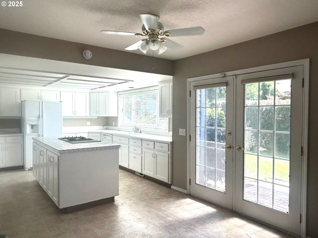 325 N PEACOCK Ct, Newberg, OR 97132