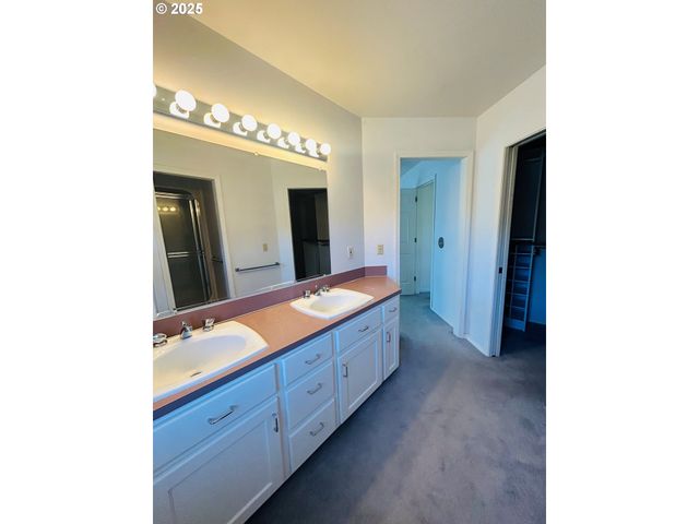 325 N PEACOCK Ct, Newberg, OR 97132