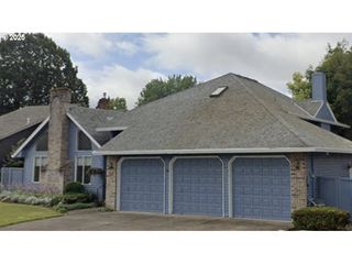 325 N PEACOCK Ct, Newberg, OR 97132