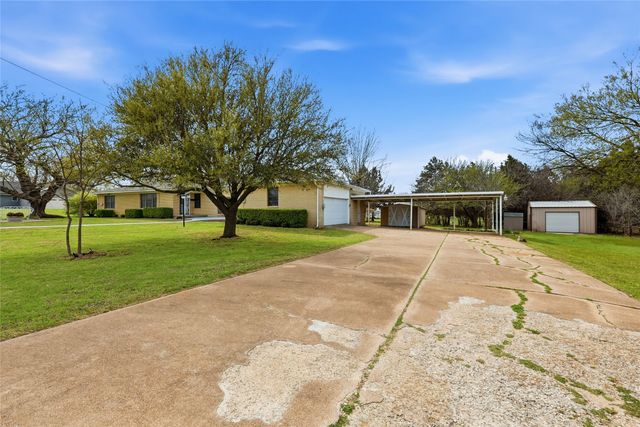 1106 Central Avenue, Bowie, TX 76230