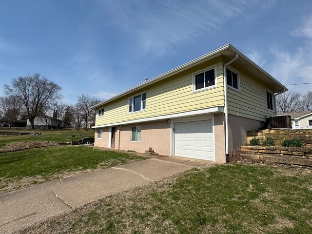 310 Benton Street, Le Claire, IA 52753