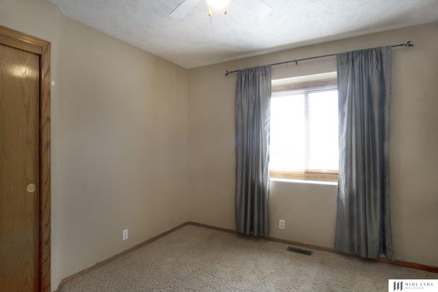 305 Oakwood Drive, Papillion, NE 68133