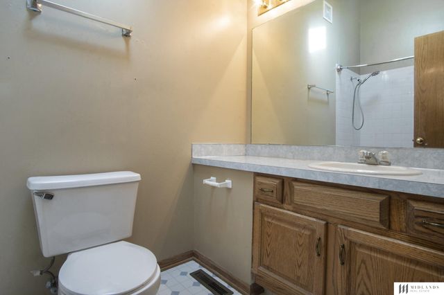 305 Oakwood Drive, Papillion, NE 68133