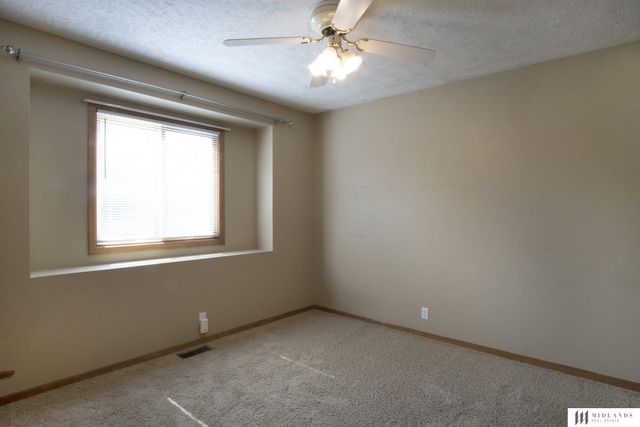 305 Oakwood Drive, Papillion, NE 68133
