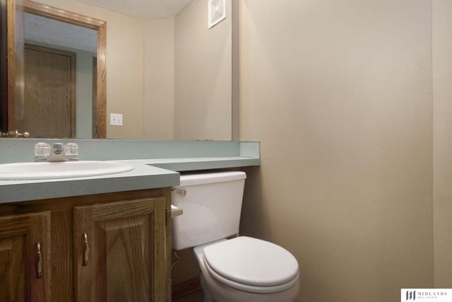 305 Oakwood Drive, Papillion, NE 68133