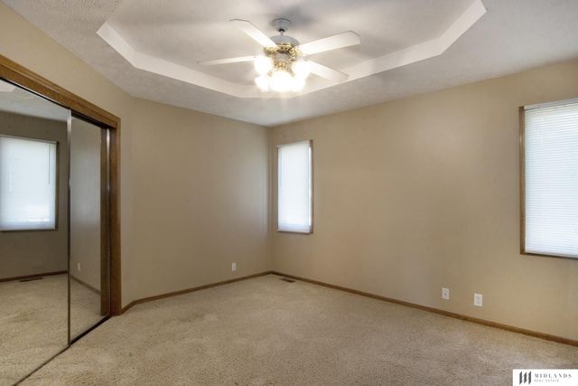 305 Oakwood Drive, Papillion, NE 68133