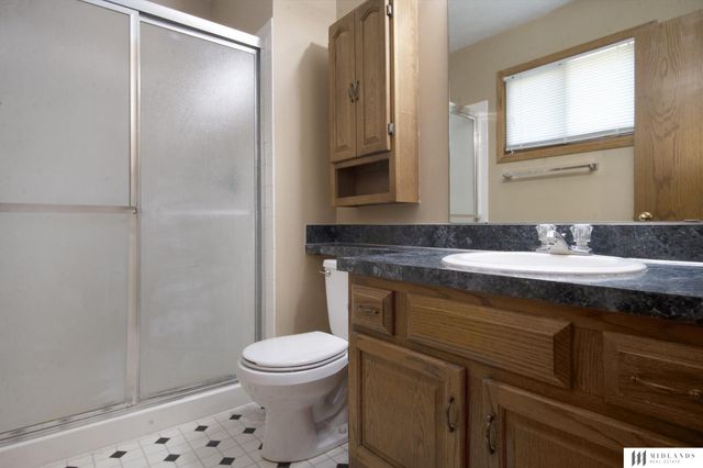 305 Oakwood Drive, Papillion, NE 68133