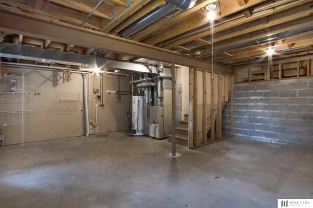 305 Oakwood Drive, Papillion, NE 68133