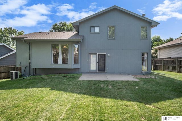 305 Oakwood Drive, Papillion, NE 68133