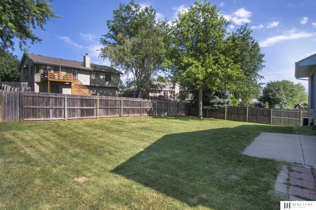 305 Oakwood Drive, Papillion, NE 68133