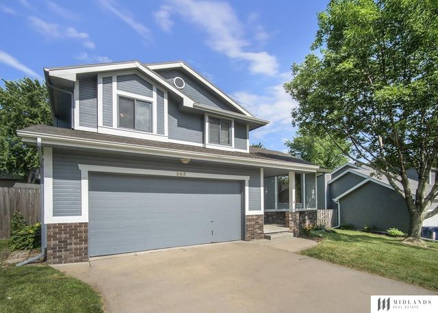 305 Oakwood Drive, Papillion, NE 68133