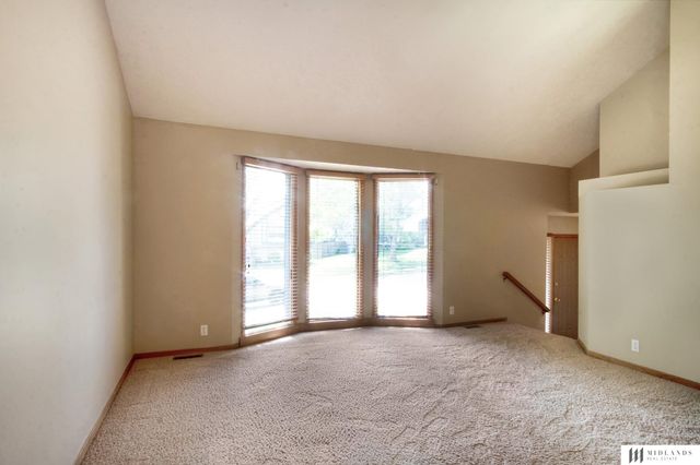 305 Oakwood Drive, Papillion, NE 68133