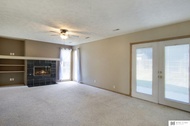 305 Oakwood Drive, Papillion, NE 68133
